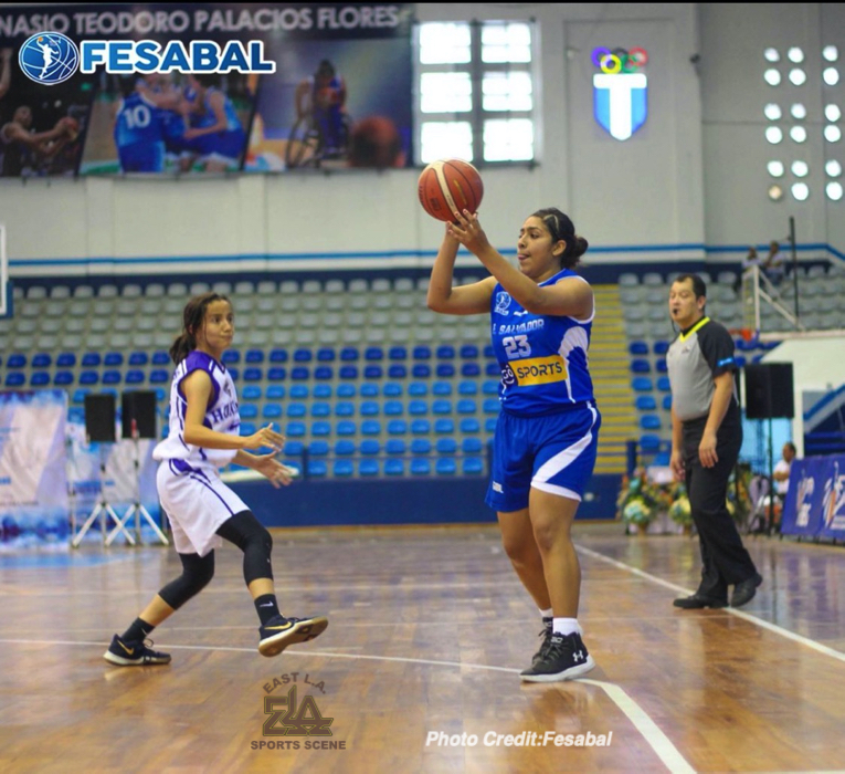 Vazquez shoots during a Salvadorean basketball game.