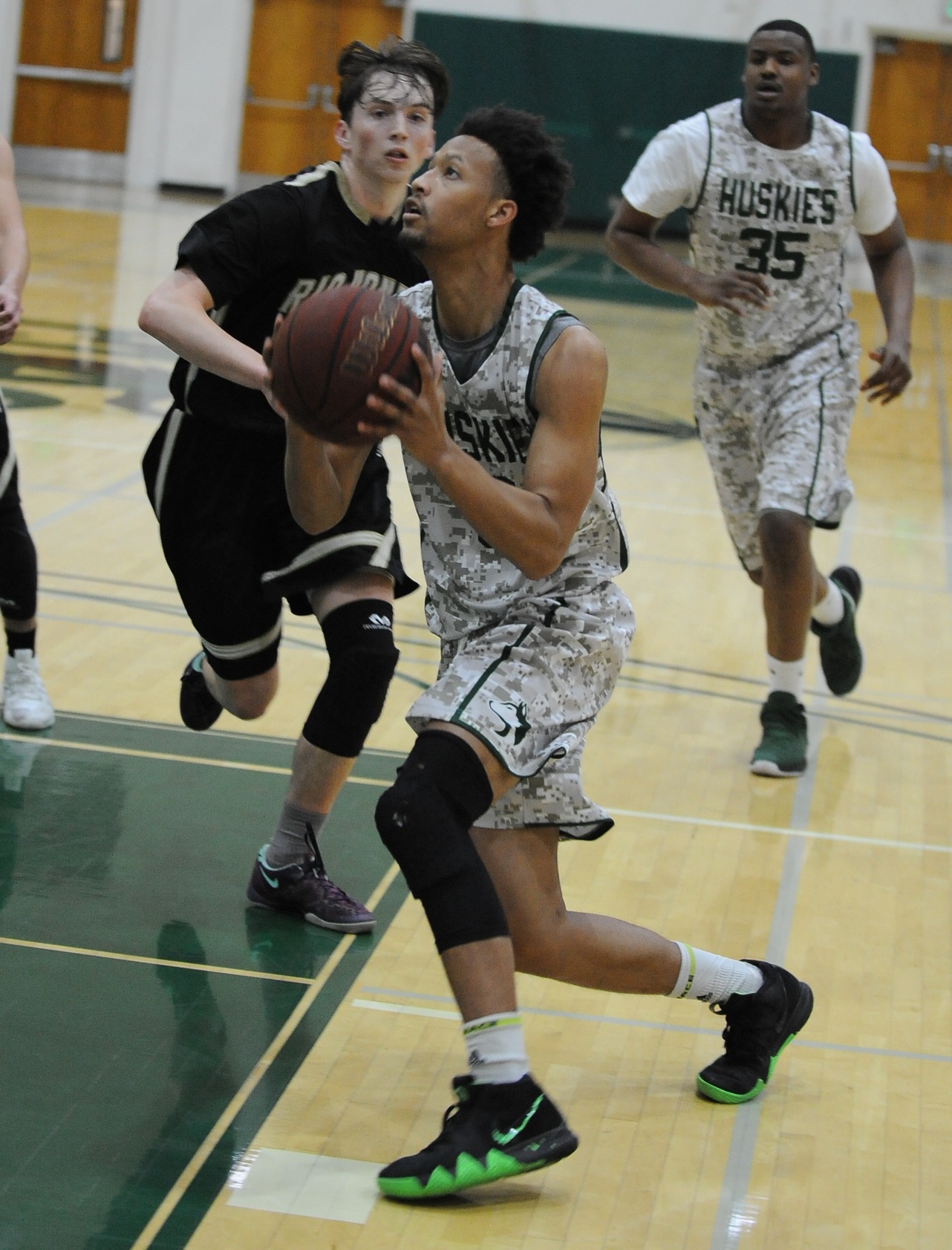 East Los Angeles College guard Alec Hickman drives to the basket to score two of his team-high 20 points in Wednesday&rsquo;s game versus Rio Hondo.