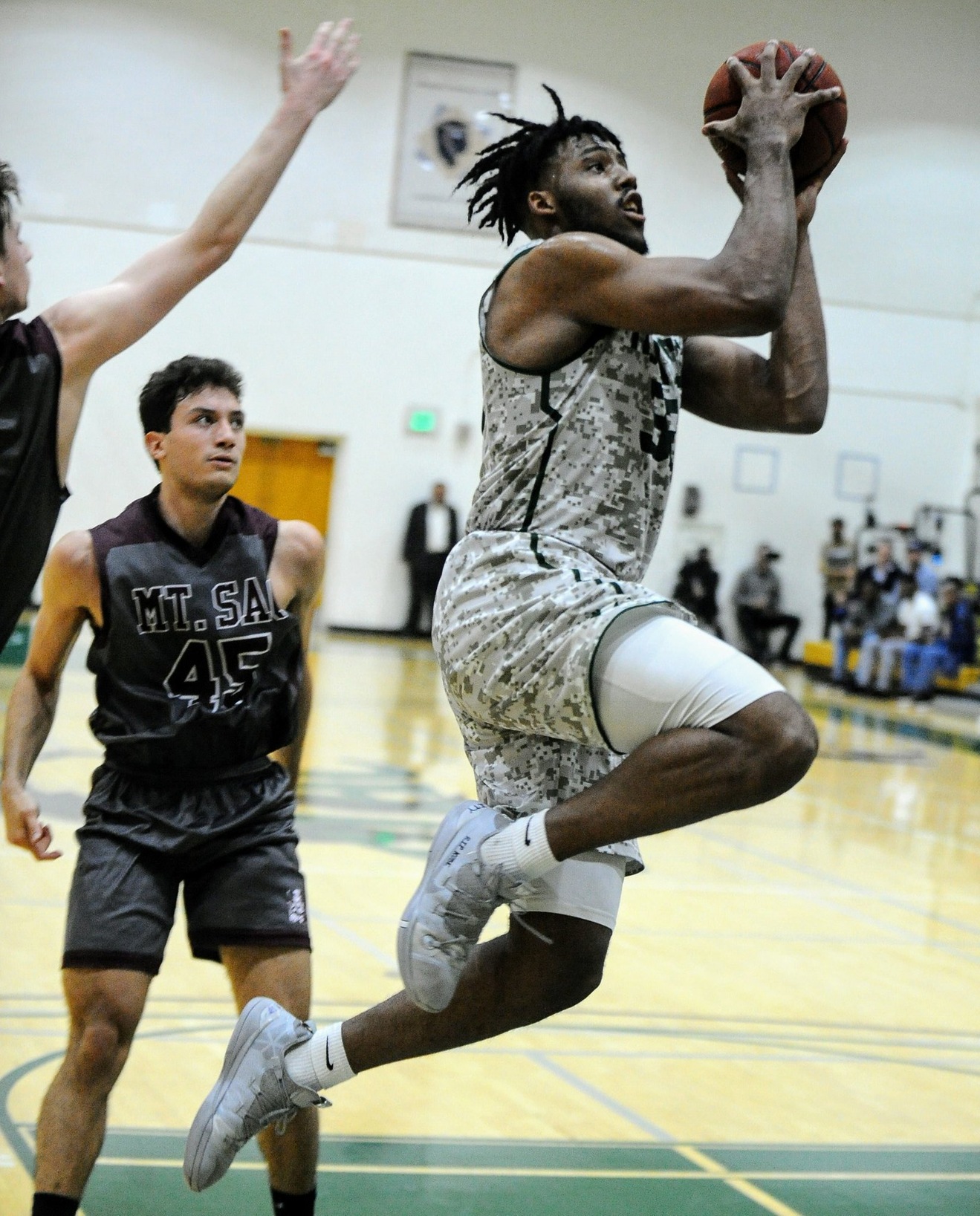 KJ Allen layup