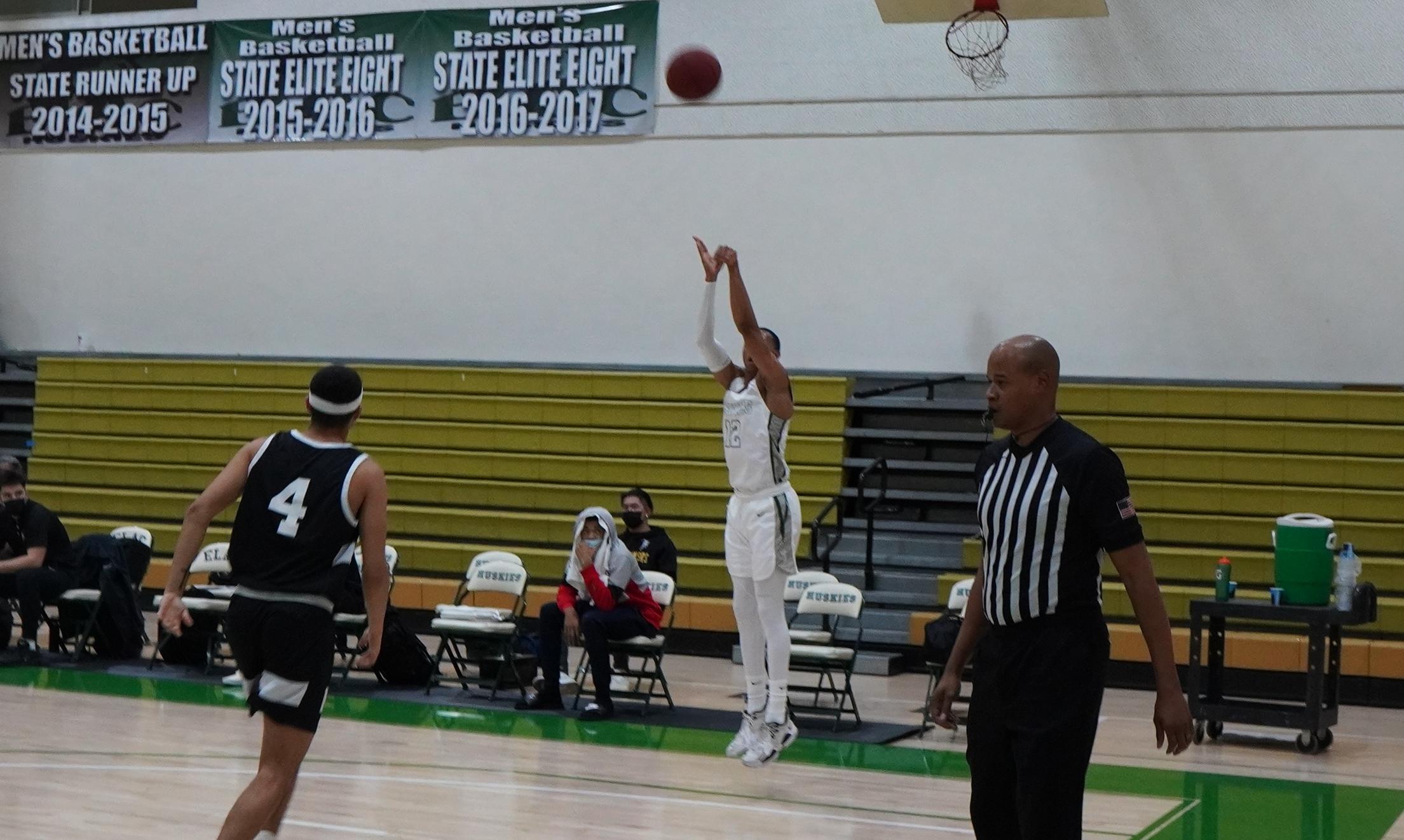 Men's Basketball Week Roundup: Huskies Go 3-0, Up Win Streak to 12.