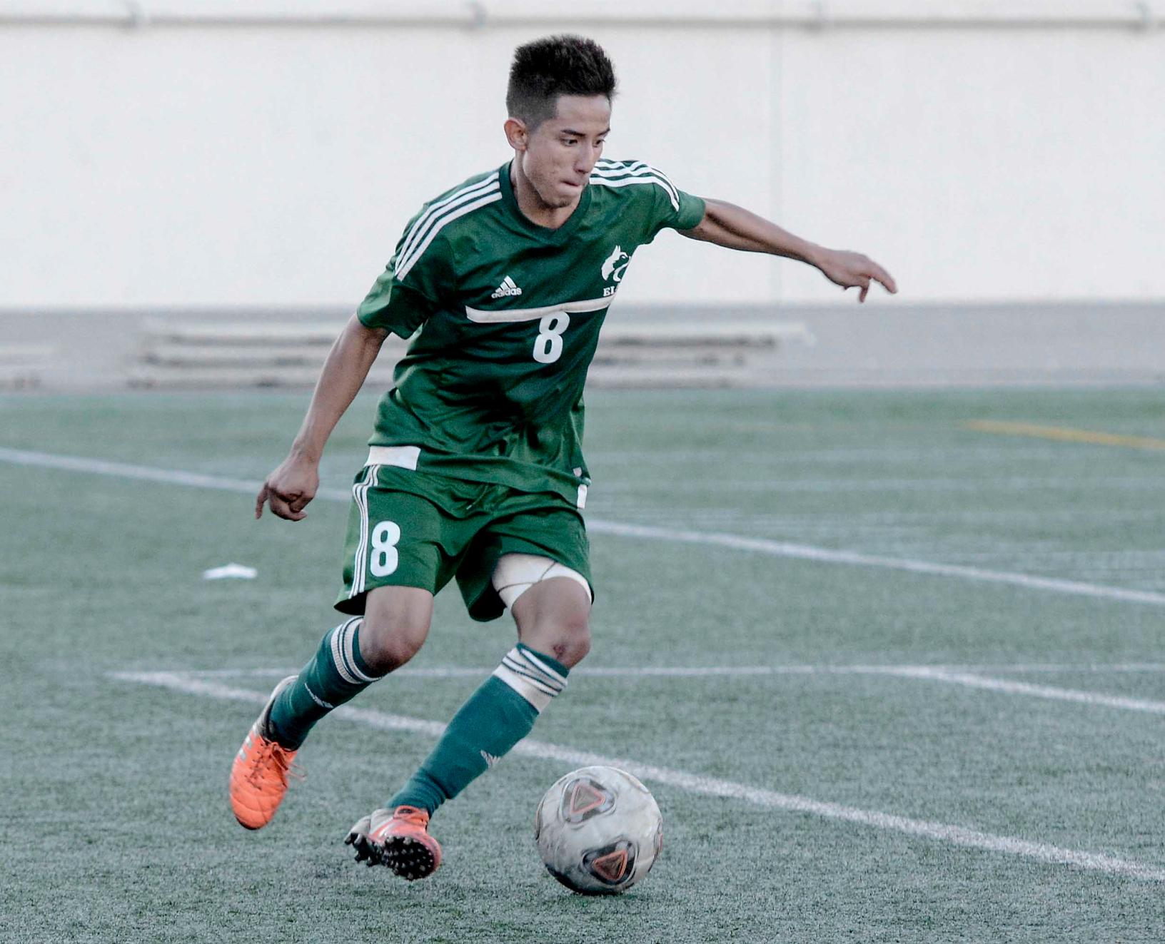 East Los Angeles College sophomore midfielder Jorge Chavez begins to pass. He had four shots and a shot on goal in a 1-1 draw at Long Beach City College before receiving a red card in minute 54. (Photo by Tadzio Garcia)