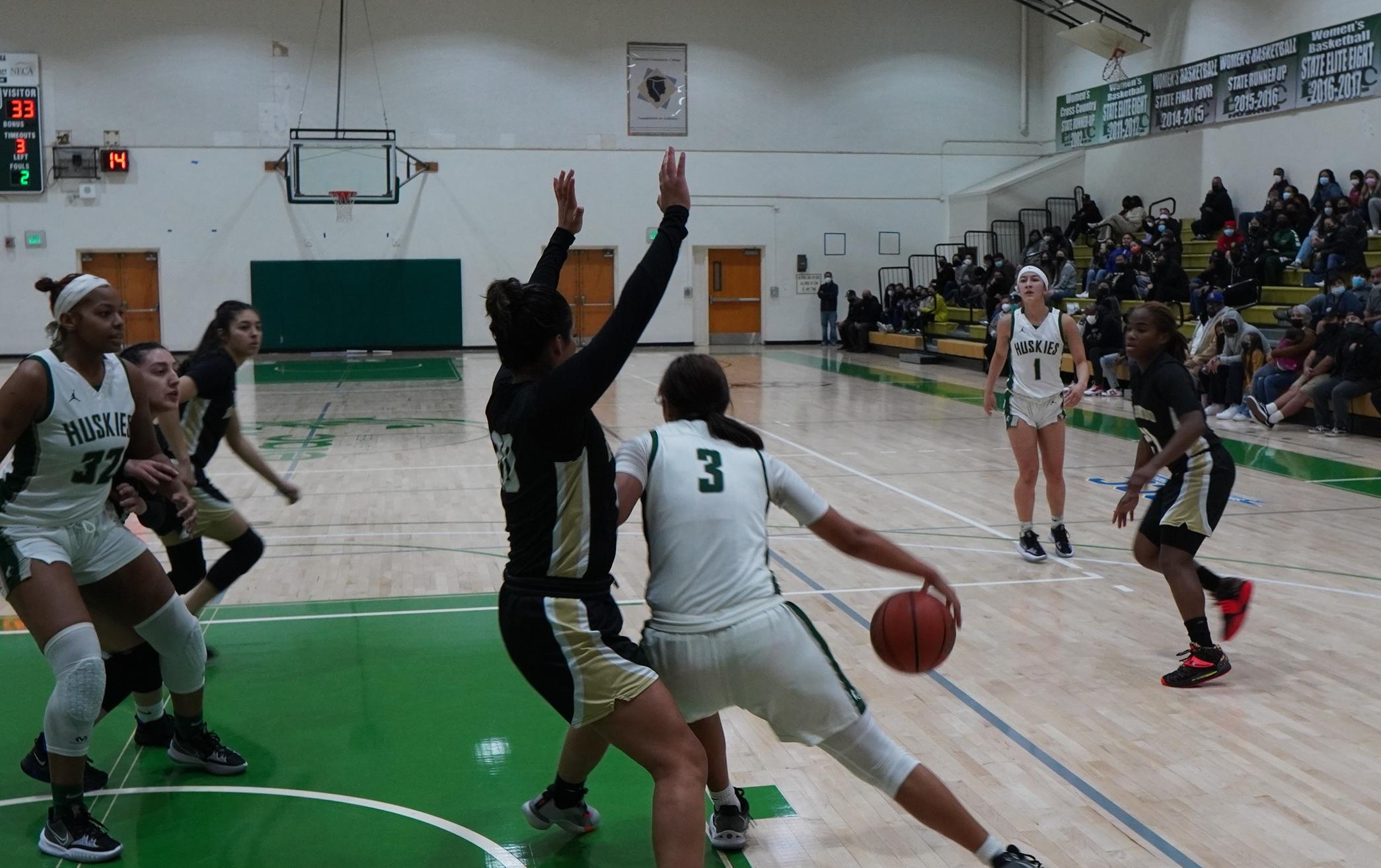 Women's Basketball Week Roundup: Huskies Split a Pair at Home