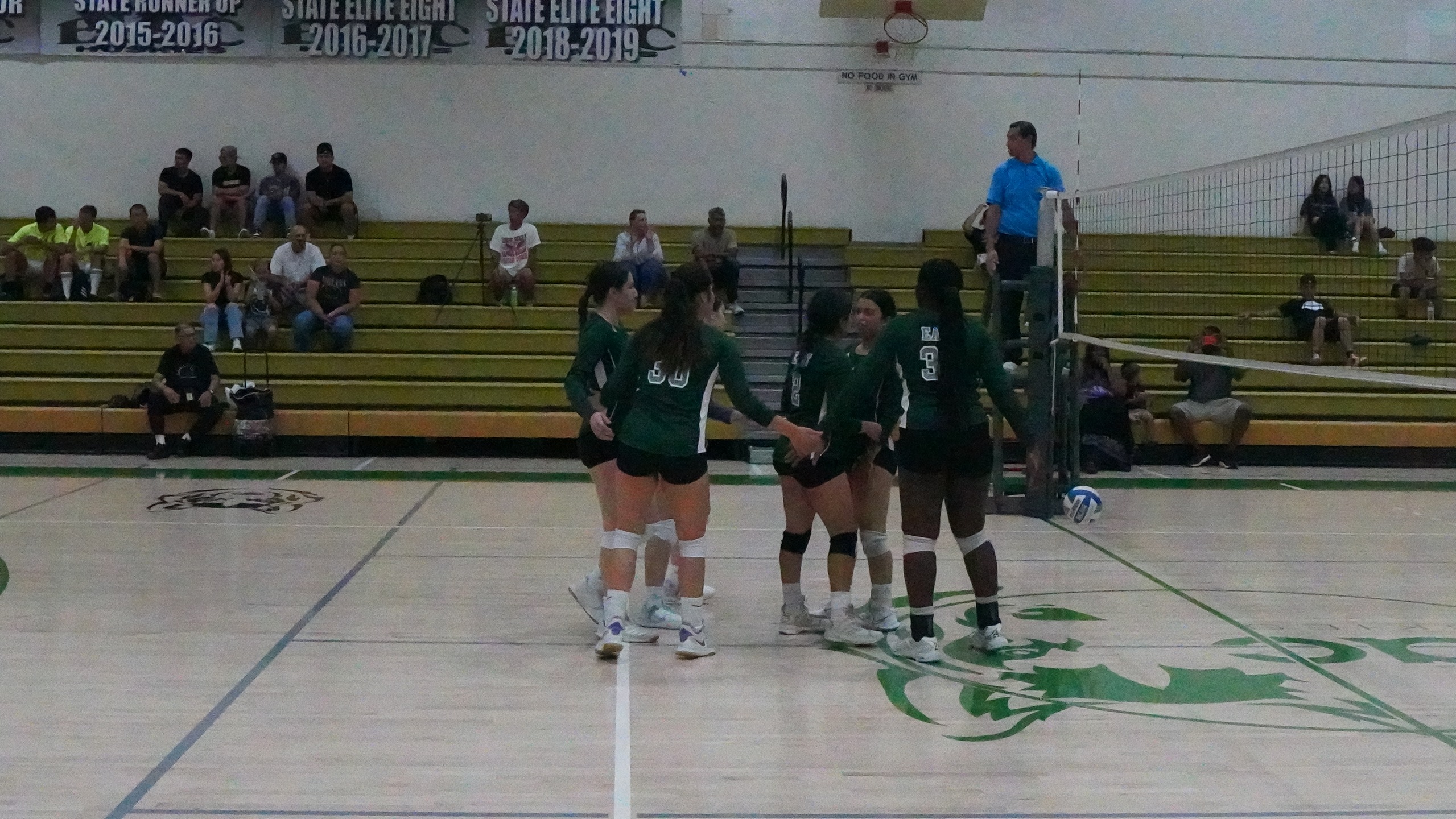 Young Huskies Open New Season with a Straight-Set Win